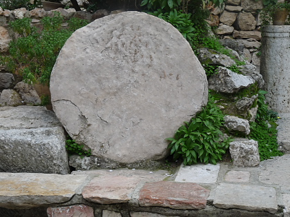 Jerusalem : Example of rolling tomb stone