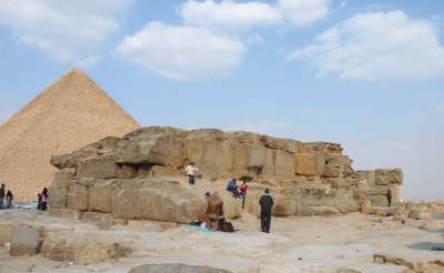 The built smaller pyramids for the pharohs wives